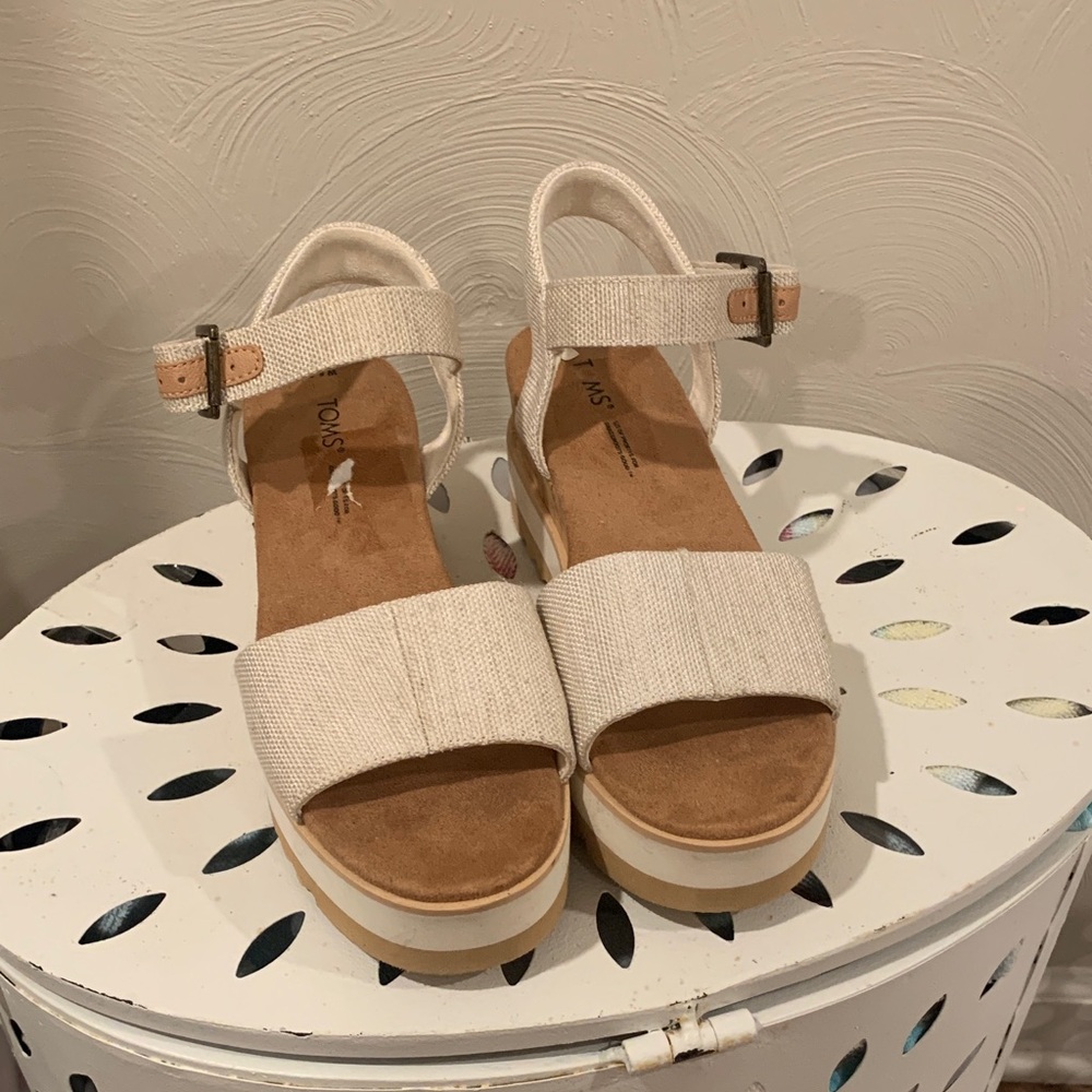 TOMS Women's Tan and Cream Sandals